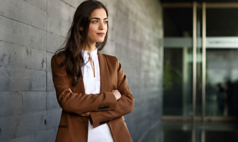 Junge Frau im Business-Outfit