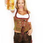 Frau mit Tracht und Bier