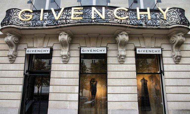Eingang des Givenchy Hauptgeschäfts in Paris mit Schriftzug der Marke