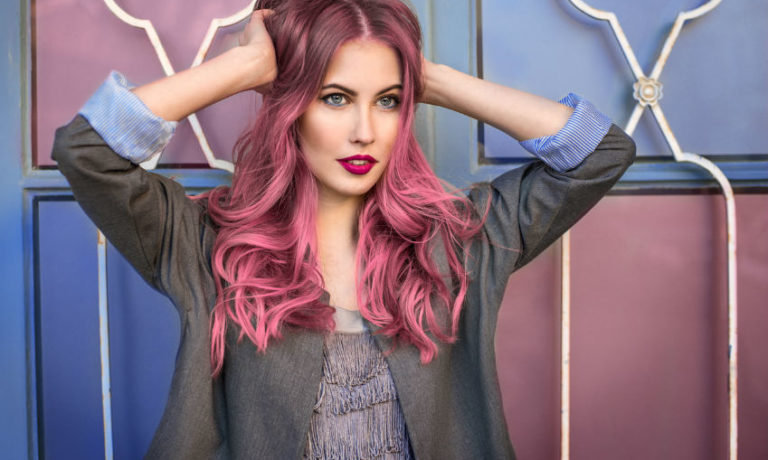 Haarfarbentrends 2017 - Frau mit Ombrehaar in Pink