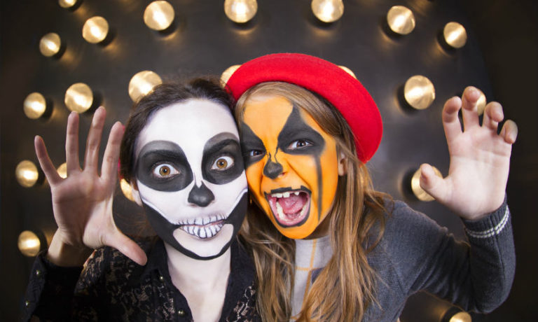 Halloween Kostüme selber machen - Frau und Mädachen mit gruselig geschminktem Gesicht