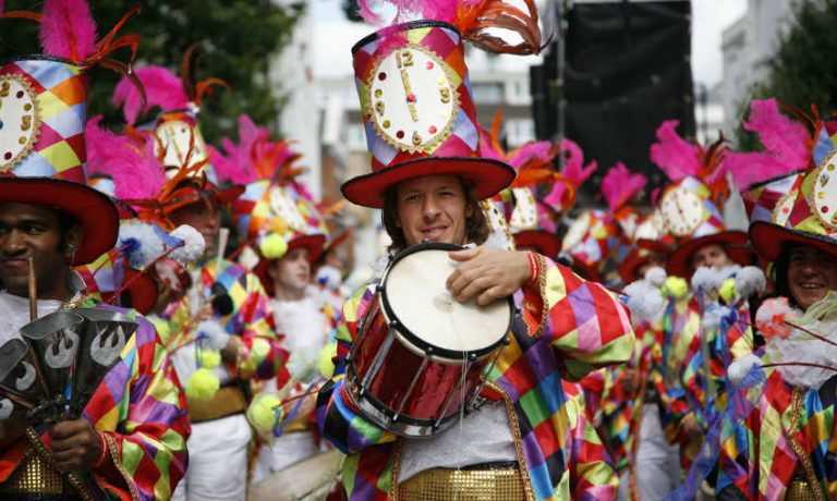 Jecken beim Karnevals Umzug: Karneval rückt näher - Kostümideen 2017