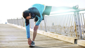 Mann beiAufwärmen vor einem Lauf