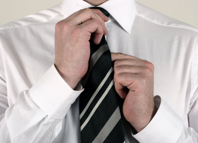 Mann rückt seine Krawatte zurecht