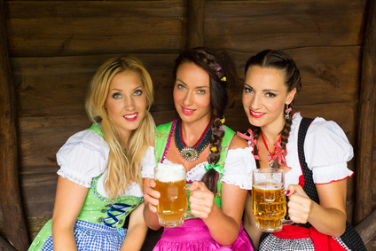 drei Frauen im Dirndel