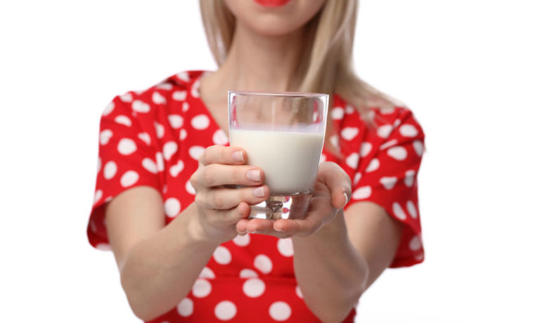 Mode aus Milch - Frau hält Milchglas