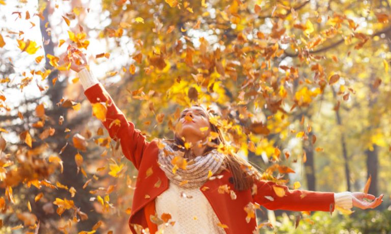 Frau im herbstlichen Wald