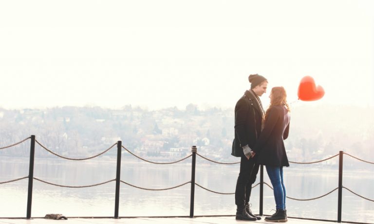 Valentinstagsgeschenk für Ihn - Pärchen am See mit Herzluftballon