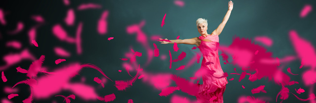 Frau mit rosa Kleid
