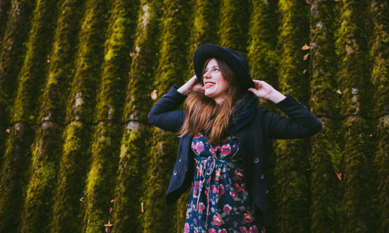 Frau im Blumen Sommerkleid mit Jacke und Hut - Sommerkleider im Herbst tragen