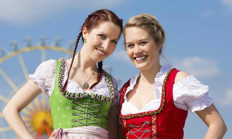 Frauen mit Dirndl