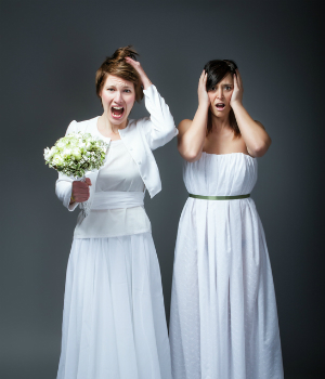 hochzeit kleidung no go - Braut und Gästin in weißem Kleid