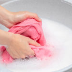 Tipps mit denen die Wäsche per Hand strahlend sauber wird