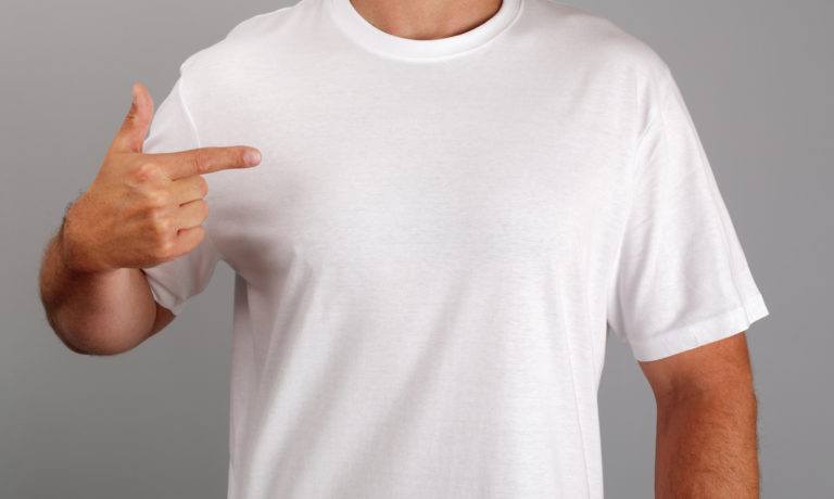 Junge mit weißem T-Shirt