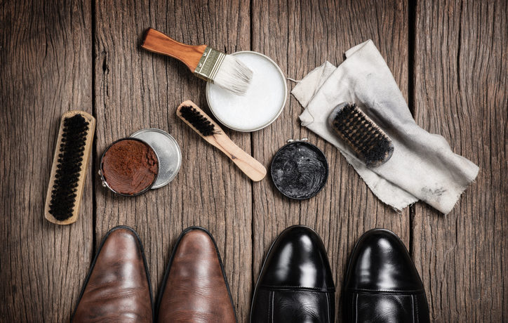 Schuhe und Putzutensilien
