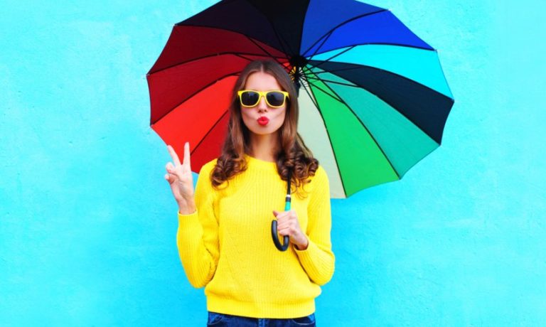 Frau mit buntem Regenschirm