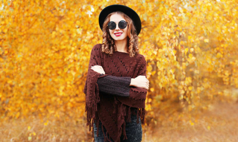 Trendfarben im Herbst - Model vor Herbstlaub