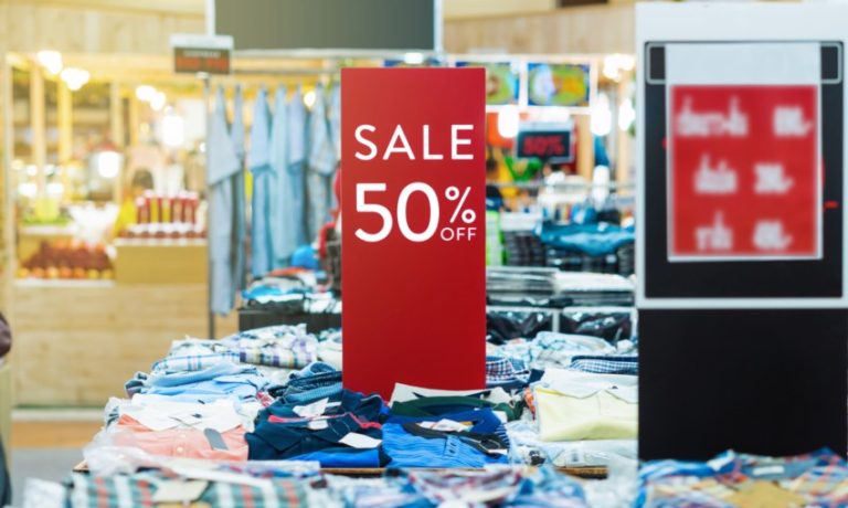 50 % Sale Schild in einem Klamottengeschäft