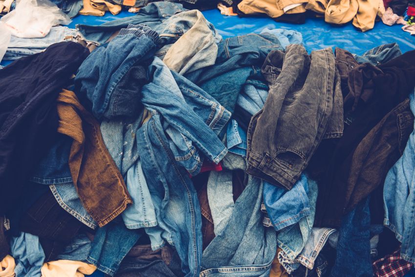 Kleidung an Bedürftige spenden - Diese Möglichkeiten gibt es & darauf ...