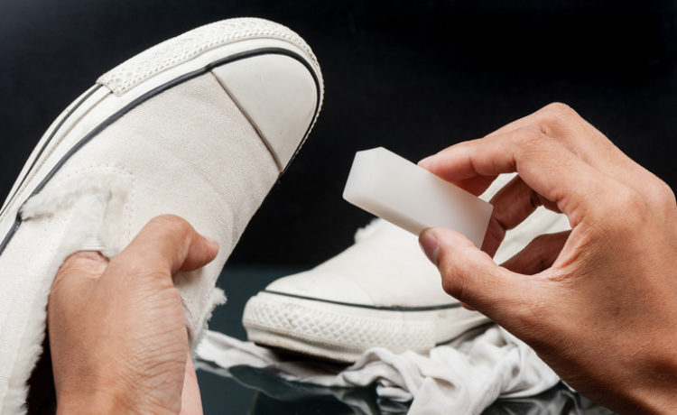 Weiße Sneaker die geputzt werden