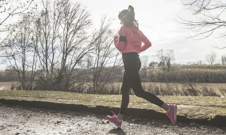Frau joggt im Wald
