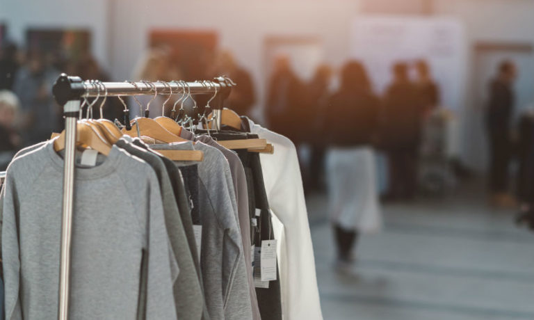 Modekollektion auf Kleiderstange