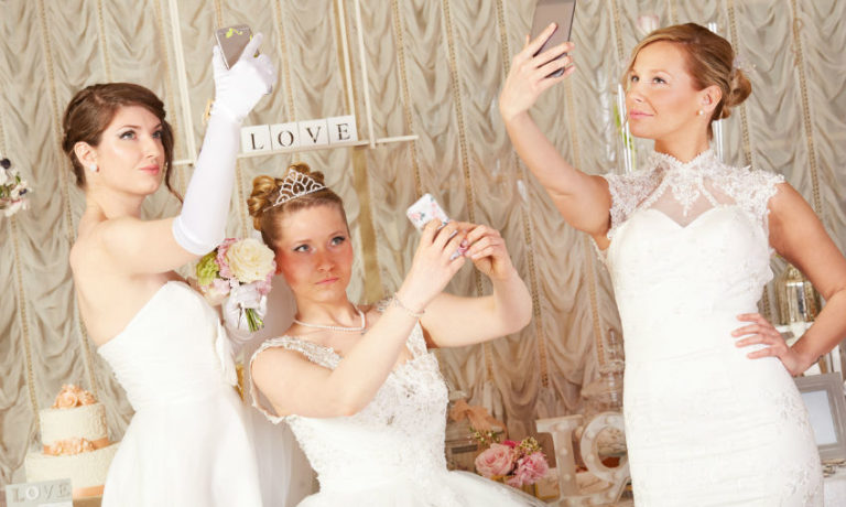 Hochzeit Kleidung no go - drei Bäute machen Selfies