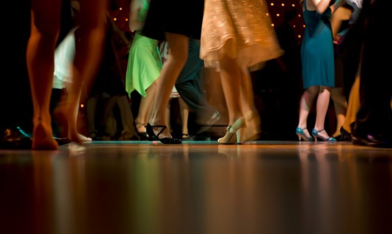tanzende Menschen